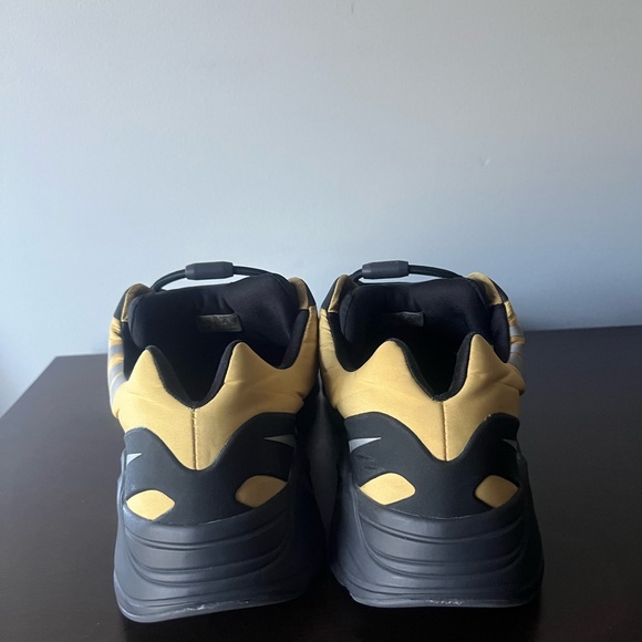 Yezzy Boost 700 - Honey Flux - Picture 3 of 5
